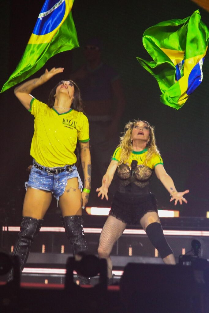 Madonna e Pabllo Vittar jogando a bandeira do Brasil para o alto 