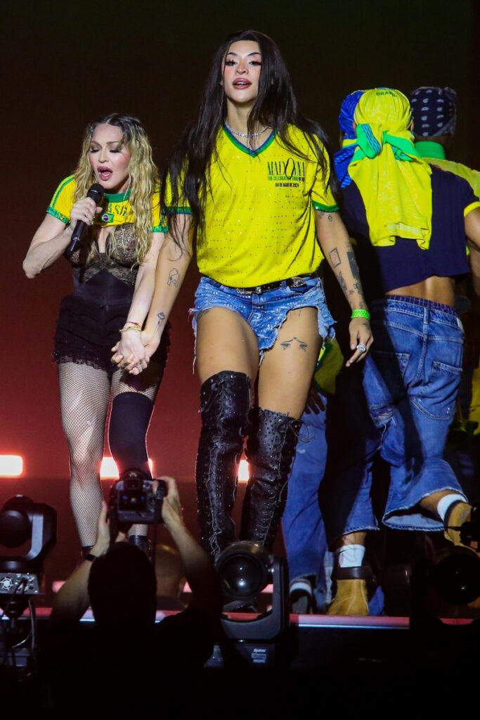 Madonna ensaia com Pabllo Vittar  ambas com camisa do Brasil 