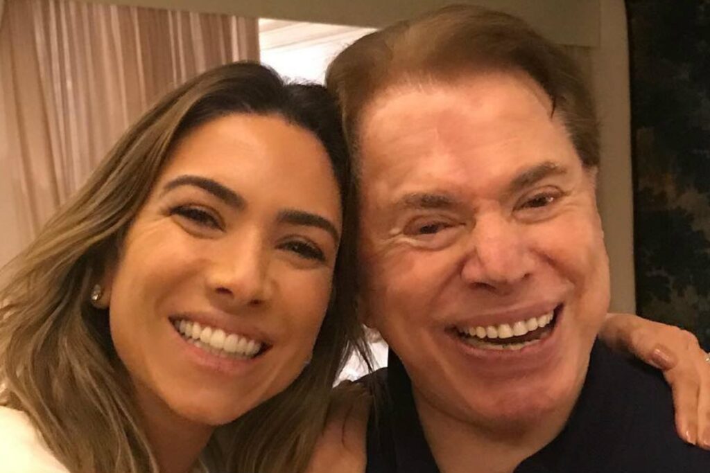 Patrícia Abravanel e Silvio Santos sorrindo, abraçados