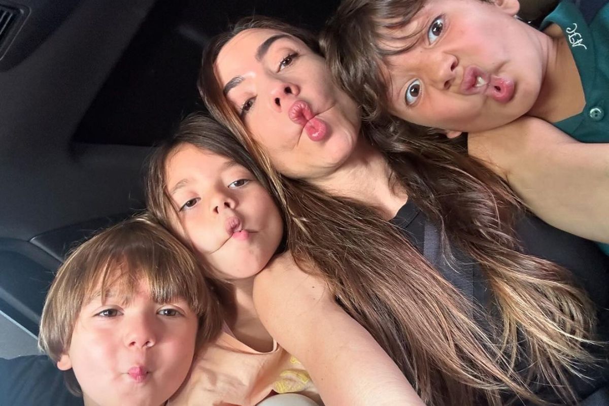 Patrícia Abravanel faz careta com os três filhos em foto