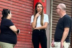 patricia poeta conversando com gaúchos após chuvas e enchentes