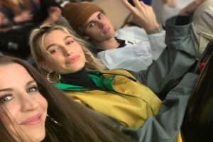 Justin e Hailey Bieber com a mãe do cantor, Pattie Mallette