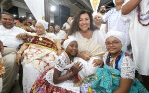 Regina Casé prestigia o maior candomblé de sua, em Santo Amaro da Purificação