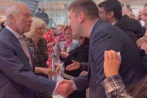 Rei Charles cumprimenta um simpatizante