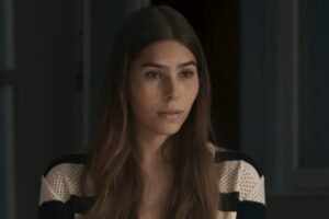 Renascer - Buba (Gabriela Medeiros) de camisa branca de listras pretas