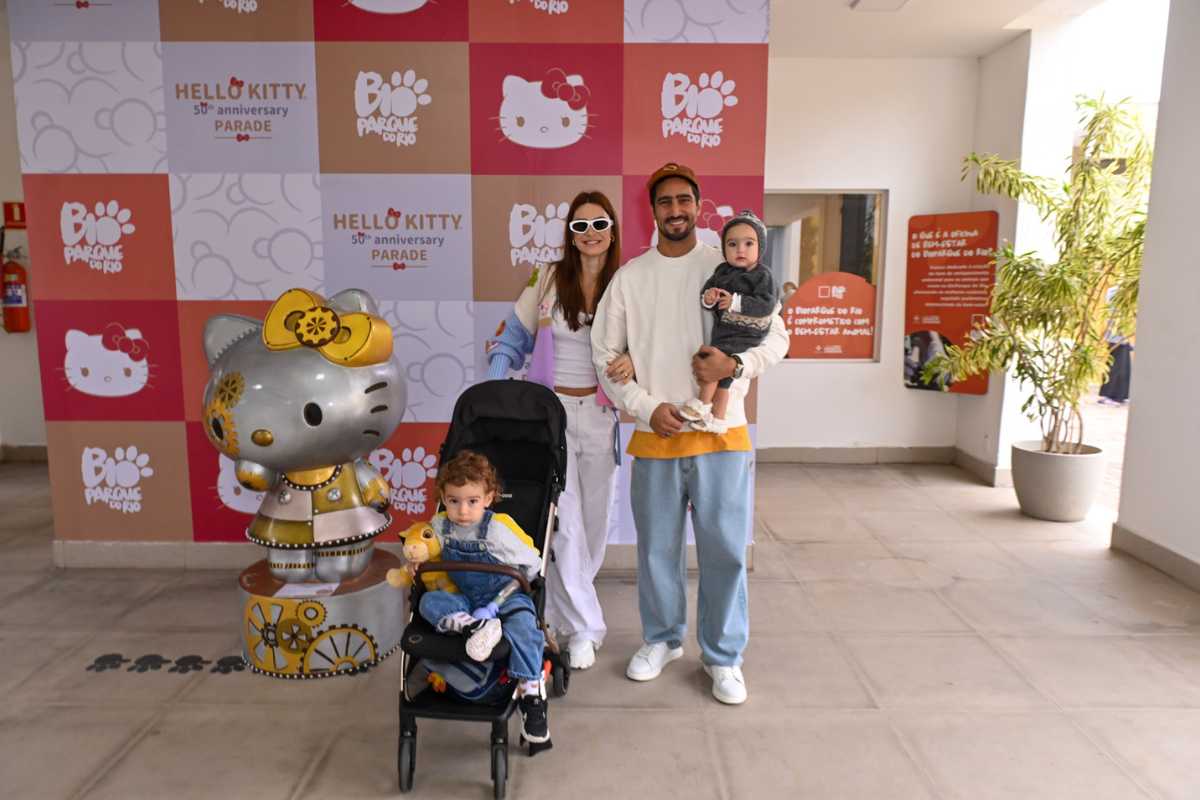 Renato Goés e Thaila Ayala com Francisco e Tereza na Hello Kitty Parade