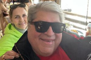 retrato de josé luiz datena de óculos escuros