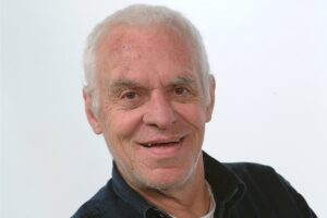 retrato de silvio luiz sorrindo em fundo branco