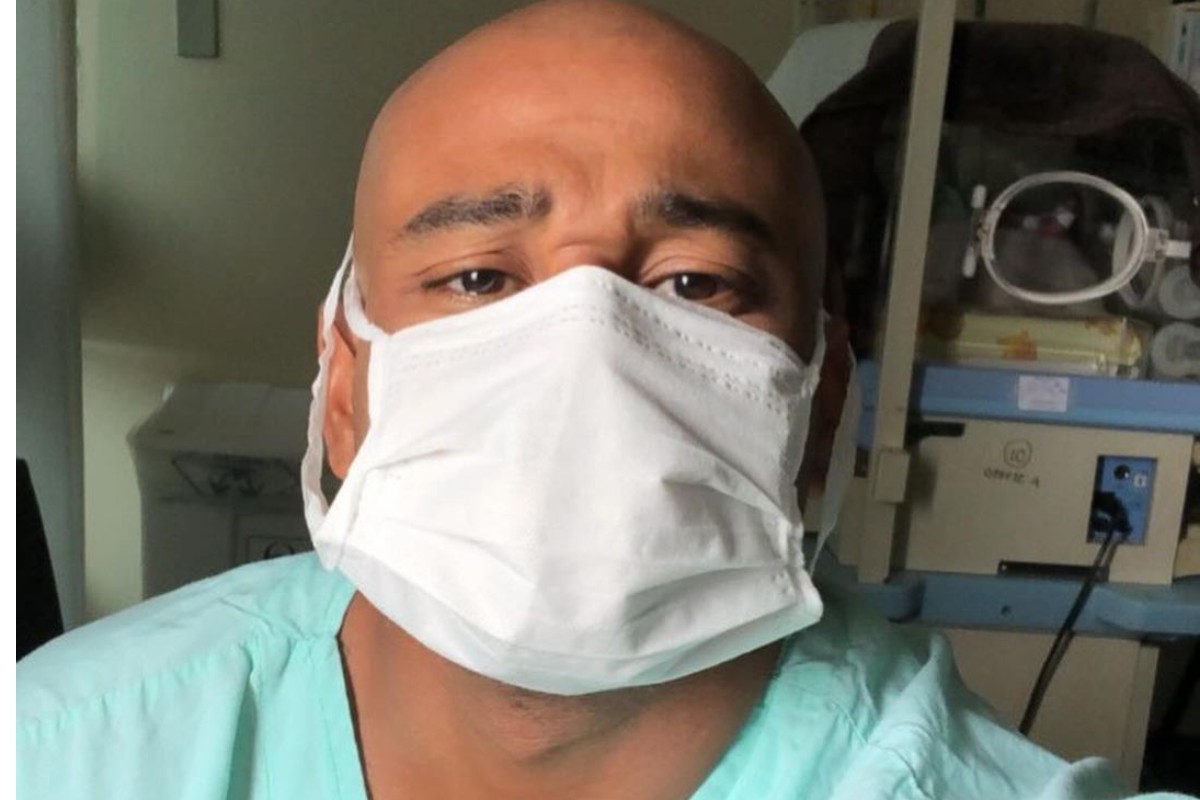 selfie de cezar black como enfermeiro