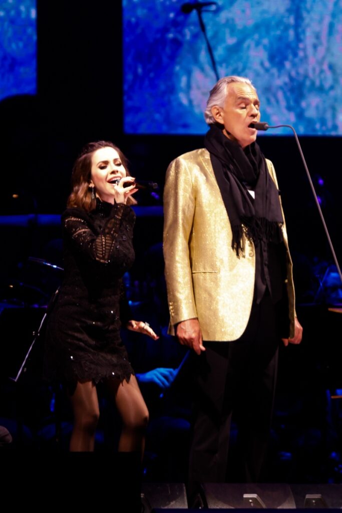 Sandy divide o palco com Andrea Bocelli