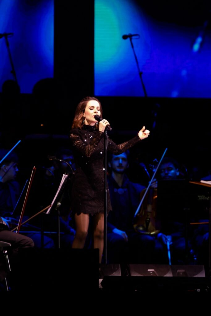 Sandy canta no show do tenor Andrea Bocelli