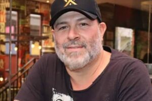 Mingau de boné preto e camisa preta