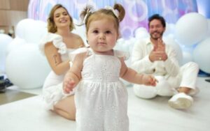 Lua com seus pais... mais fofa, impossível–