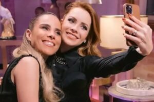 Wanessa e Sandy fazendo selfie