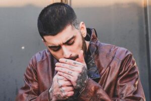 zayn malik de jaqueta fumando