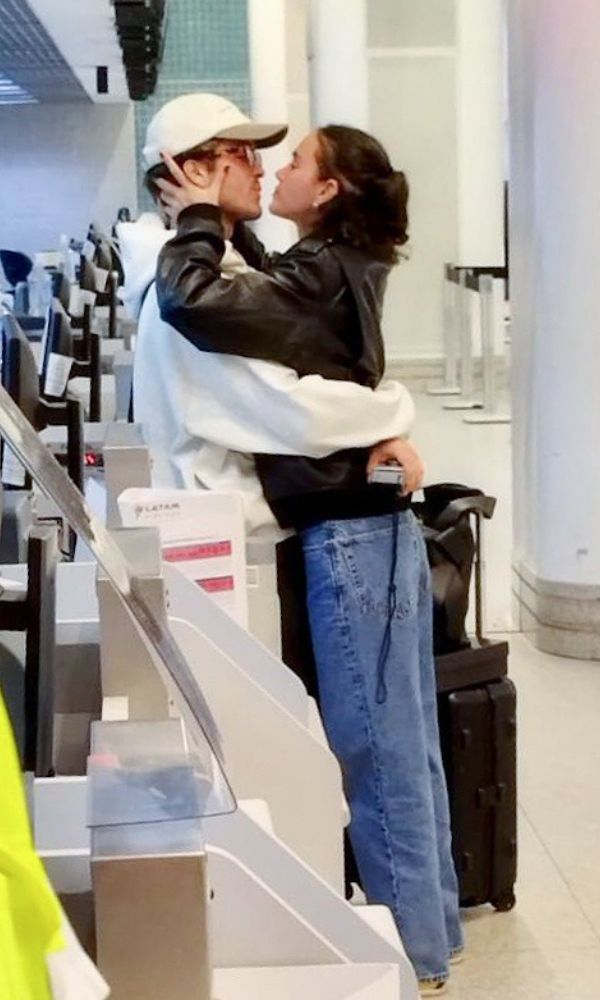 Bruna Marquezine e João Guilherme se beijando no aeroporto