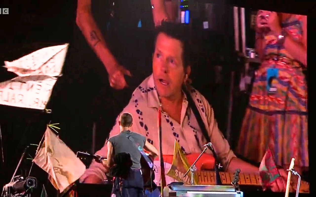 Michael J. Fox Toca com Coldplay no Festival Glastonbury e Emociona Plateia