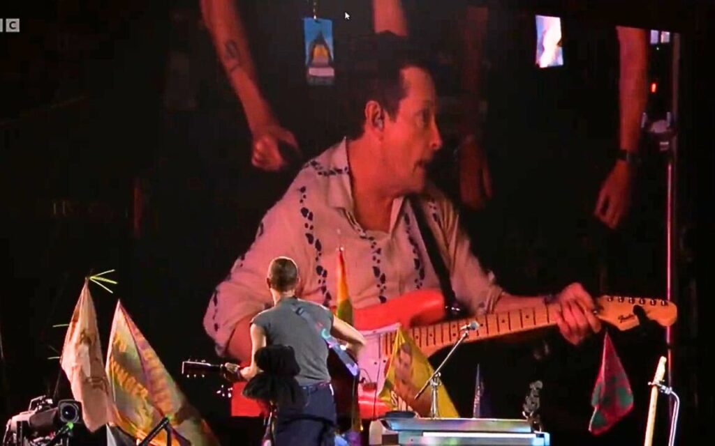 Michael J. Fox Toca com Coldplay no Festival Glastonbury e Emociona Plateia