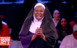 Sensacional! Whoopi Goldberg recria cena clássica de 'Mudança de Hábito'