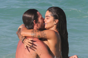 Aline Campos beija namorado