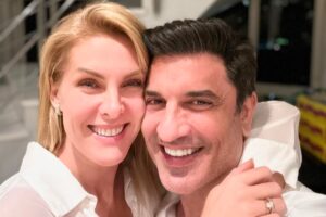Ana Hickmann e Edu Guedes abraçados, sorrindo