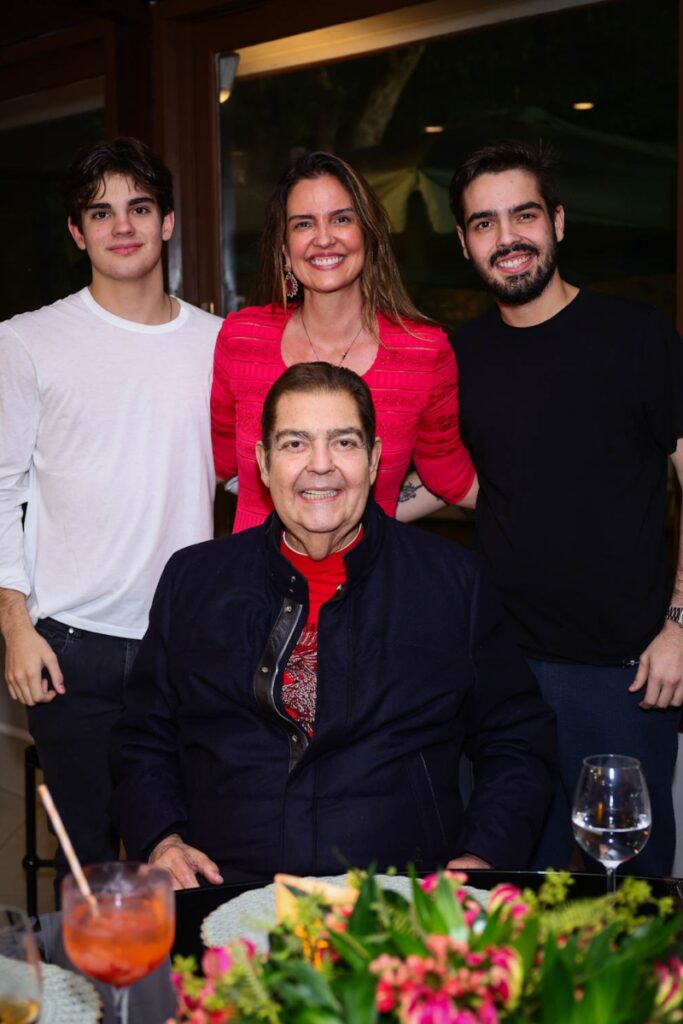 Fausto Silva e os filhos na festa de Luciana Cardoso 