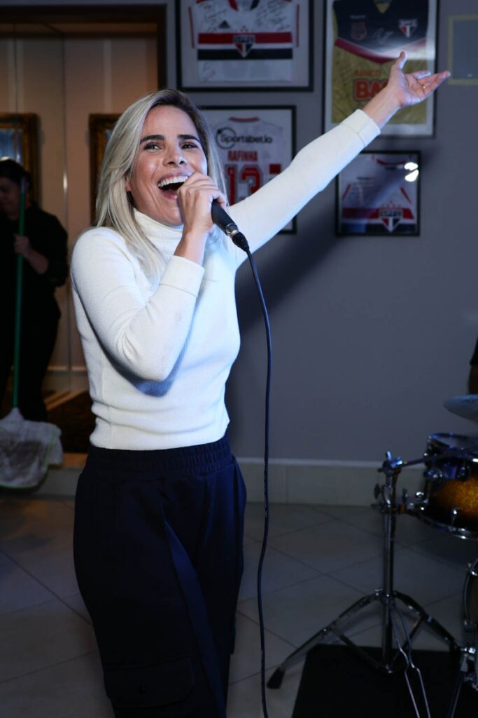Wanessa cantando na festa de Luciana Cardoso