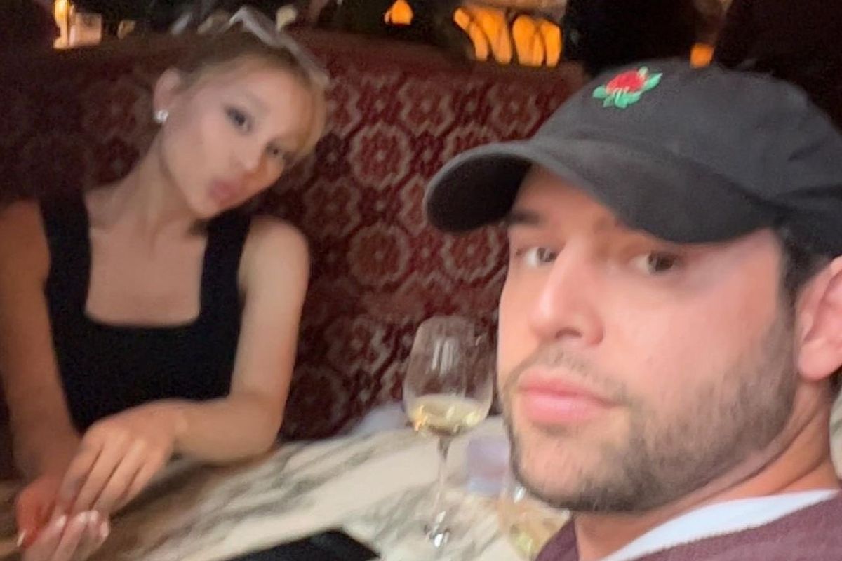 Ariana Grande e Scooter Braun em restaurante