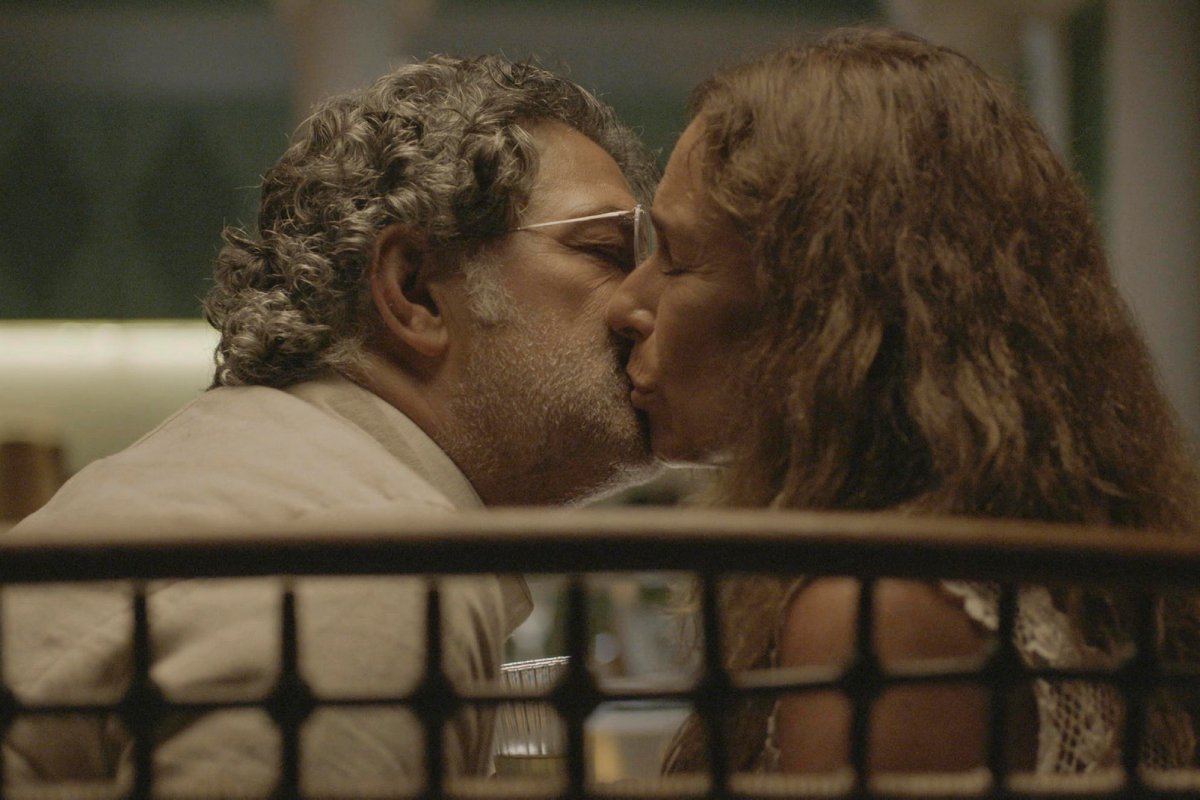 Ariosto (Eduardo Moscovis) e Zefa Leonel (Andrea Beltrão) se beijando em "No Rancho Fundo"