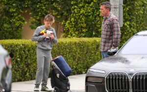 Ben Affleck volta usar aliança em meio a rumores de crise com JLo