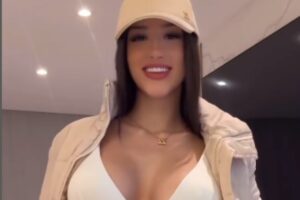 bia miranda de boné e decote