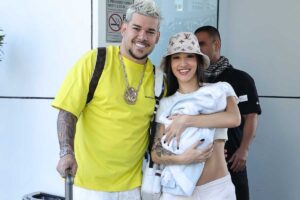 Bia Miranda deixa maternidade com Kaleb e Raphael Buarque