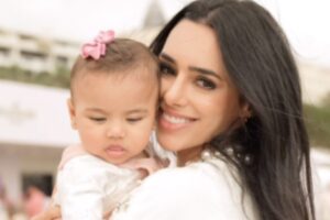 bruna biancardi posando com mavie no colo