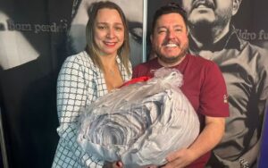 Fã entrega carta gigante de 500 metros a Bruno, de Bruno e Marrone