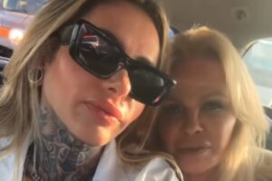 caca werneck e monqiue evans posando juntas no uber em ibiza
