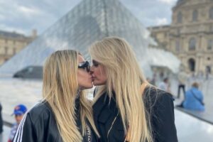 cacá werneck e monique evans se beijando no louvre