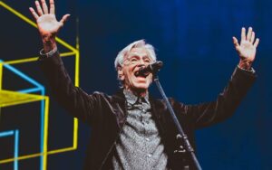 Caetano Veloso perde ação contra marca Osklen por uso de ‘Tropicália’