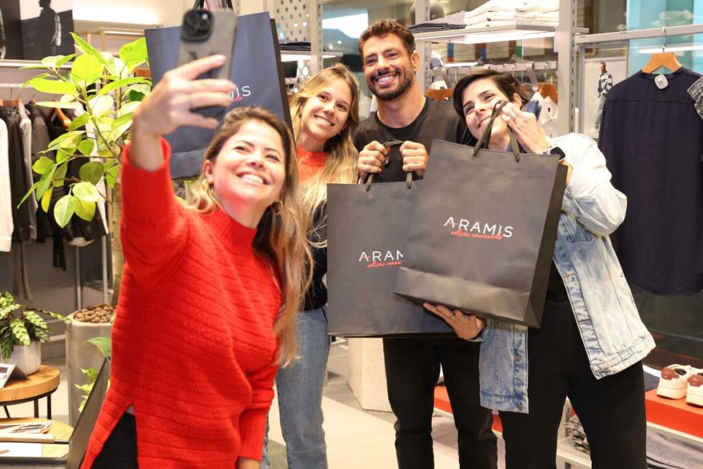 Cauã Reymond com fãs na loja Aramis