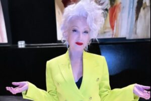 Cyndi Lauper de blazer amarelo
