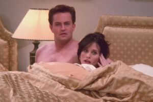 Courteney Cox, Matthew Perry em cena de Friends