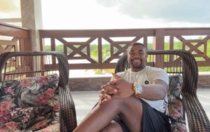 Ex-BBB Davi Brito segue endividado mesmo após prêmio milionário, diz jornal