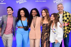 Dubladores e outros famosos na pré-estreia de 