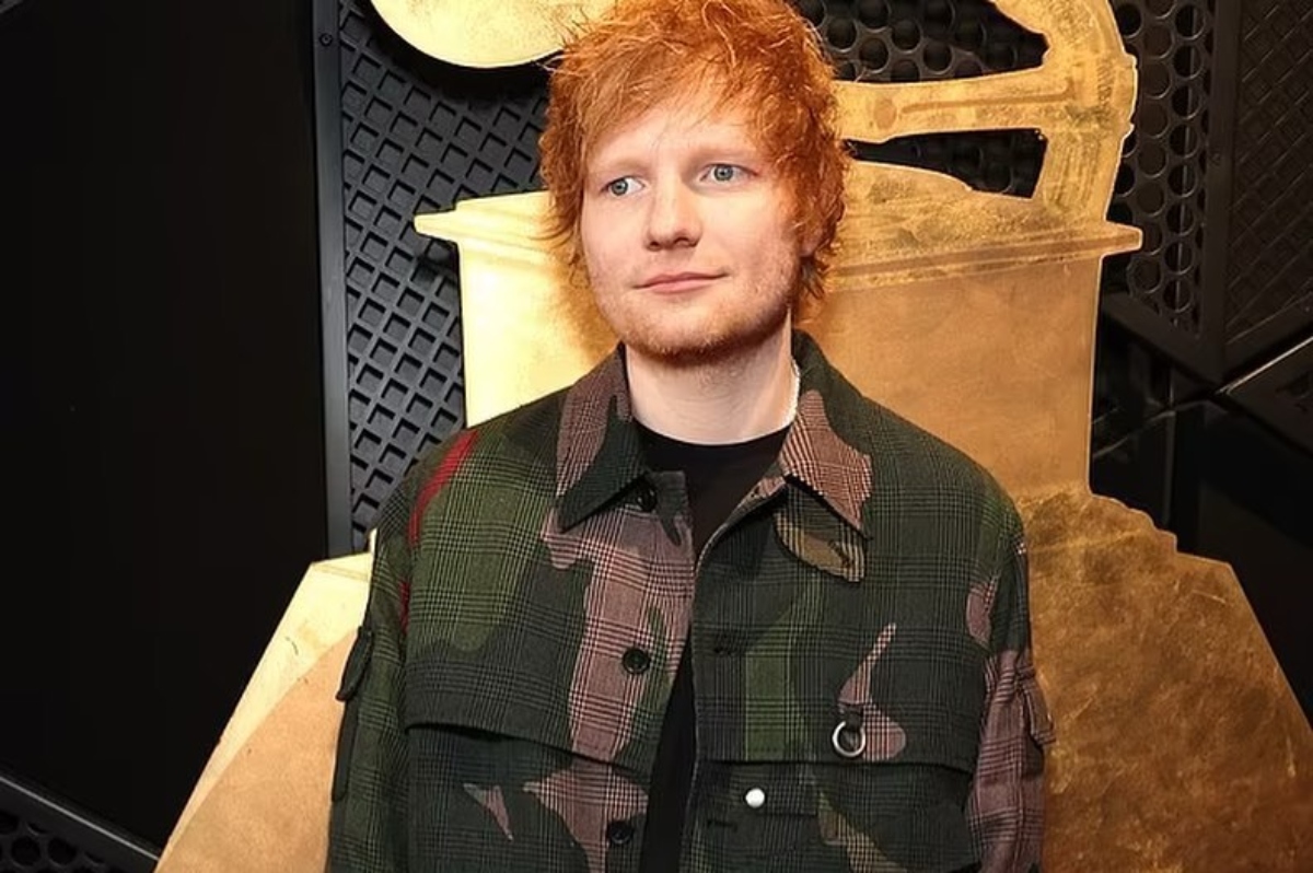 Ed Sheeran de jaqueta camuflada
