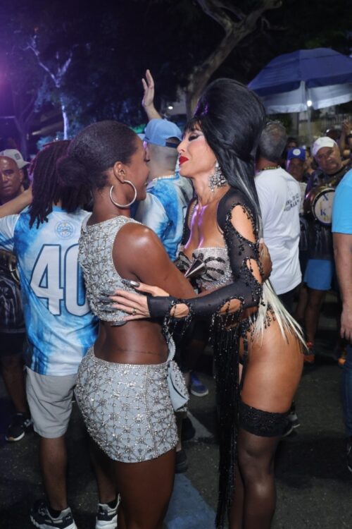 Erika Januza e Sabrina Sato no ensaio da Vila Isabel