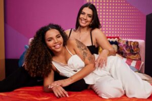 fernanda bande e giovanna pitel no cenário do programa na cama com pitanda