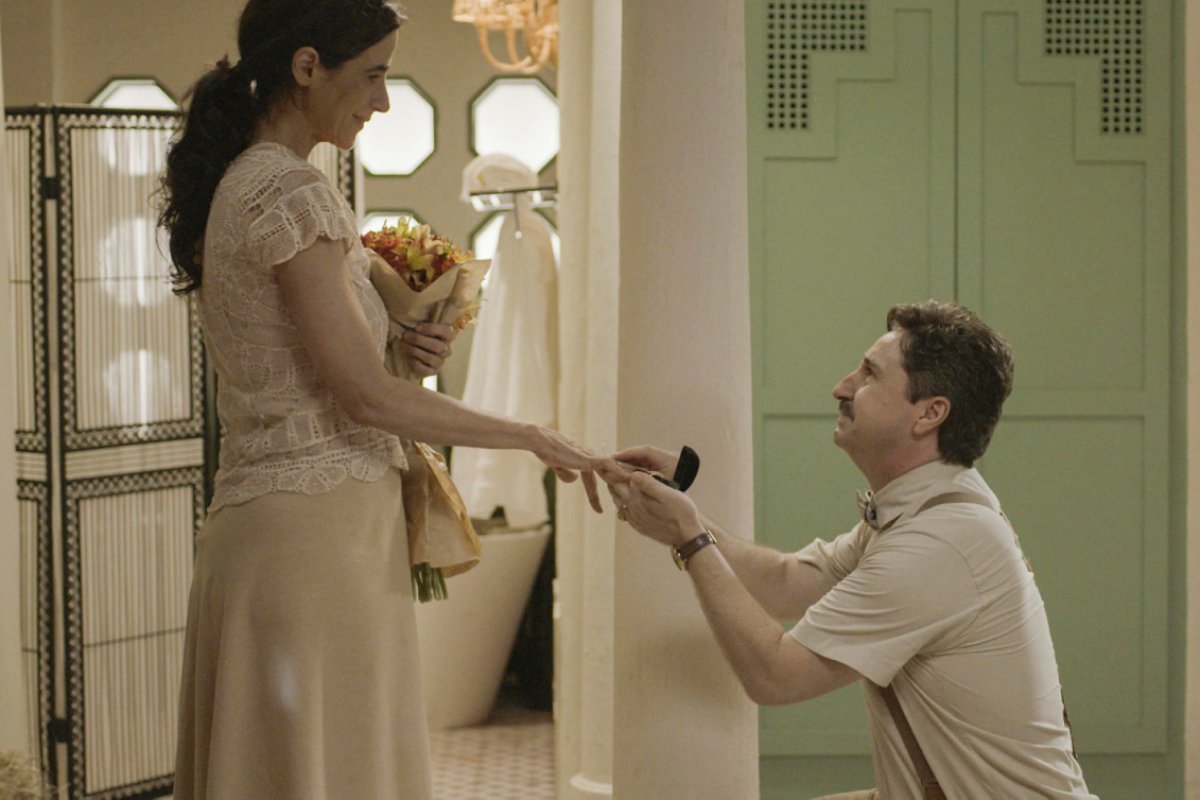 Floro Borromeu (Leandro Daniel) pedindo Tia Salete (Mariana Lima) em casamento em "No Rancho Fundo".