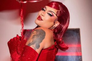 gloria groove com look vermelho do serenata da gg