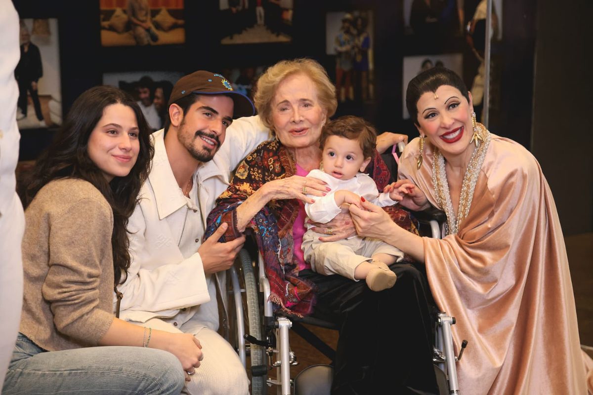 Glória Menezes com Claudia Raia e os filhos da atriz
