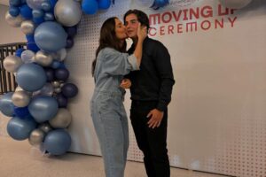 Ivete Sangalo beijando rosto do filho, Marcelo, na formatura dele