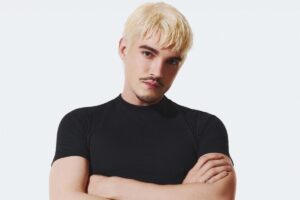 jão com braços cruzados em fundo branco